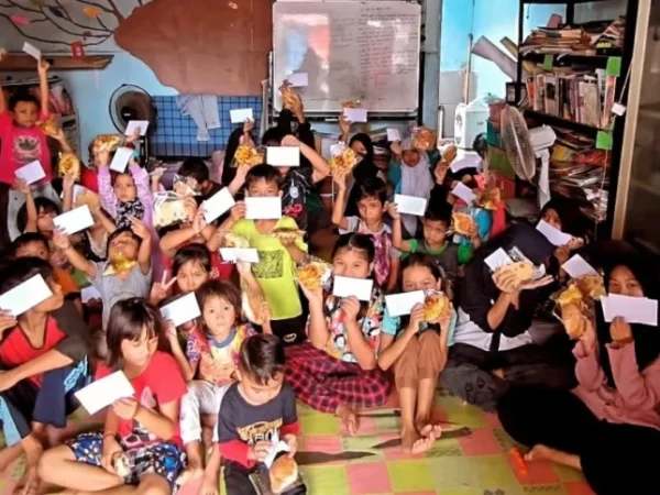 Cerita Ferry Shofiana, Penyuluh Agama yang Mendidik Anak-Anak Pemulung di Kolong Jalan Tol